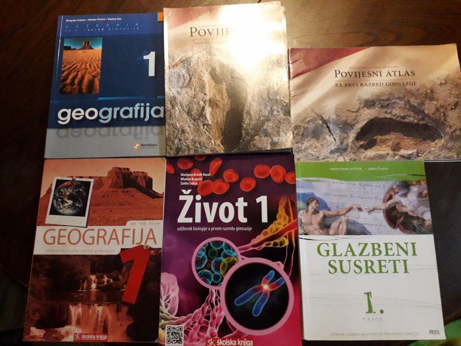 Šest udžbenika položeno je jedan uz drugi na stolu tako da su sve naslovnice jasno vidljive
